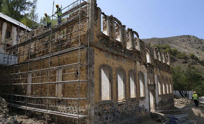 142 yıllık tarihi Sarı Mektep’te restorasyon çalışmaları başladı