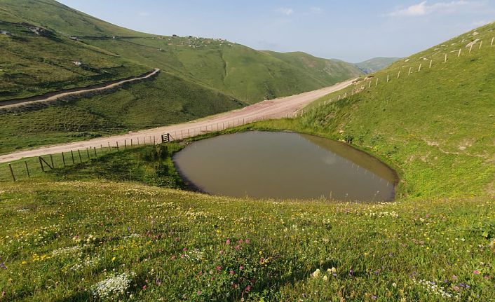 Dumanlı Dipsiz Göl’den eşsiz manzaralar