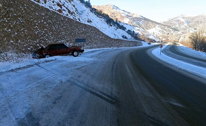 Kayganlaşan yolda kontrolden çıkan otomobil duvara çarptı: 1 yaralı