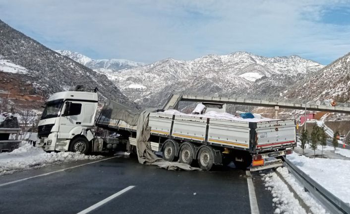 Un yüklü tır makasladı: 1 yaralı