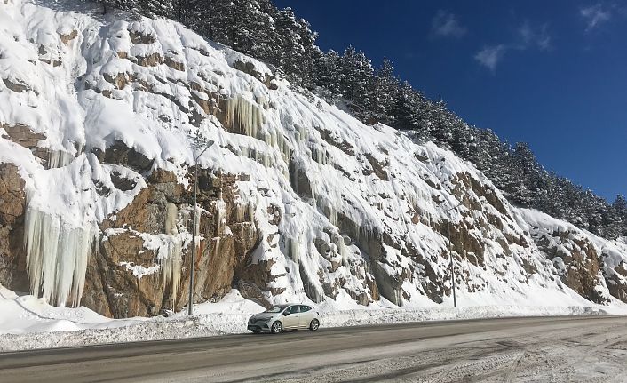 Zigana Dağı’nda devasa buz sarkıtları şaşırtıyor