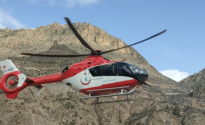 Kadın hasta ambulans helikopterle Gümüşhane’ye getirildi