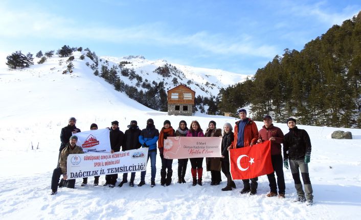 Gümüşhaneli dağcılar kadınlar için yürüdü