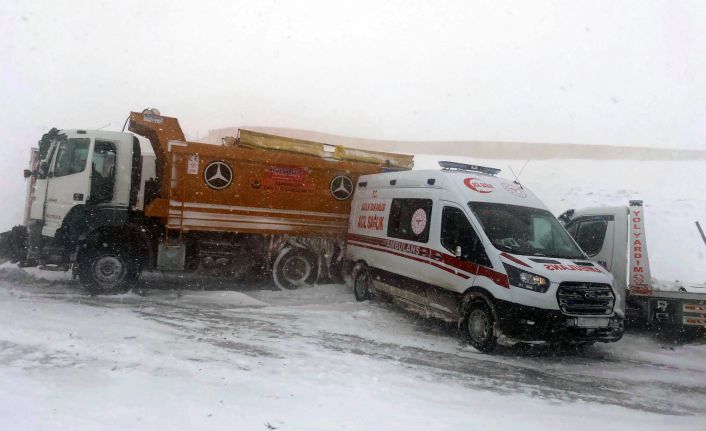 Karlı yolda kayan araçlar ambulansa çarptı