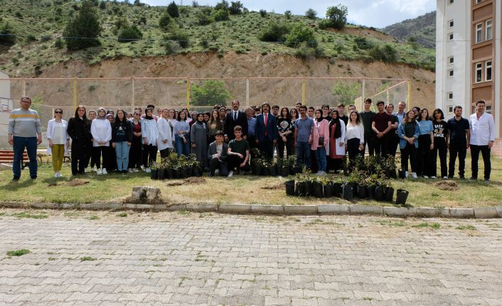 Fen Lisesine 75 gül fidanı dikildi