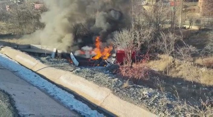 Gümüşhane’de mermer yüklü tır şarampole yuvarlanarak alev aldı: 1 yaralı