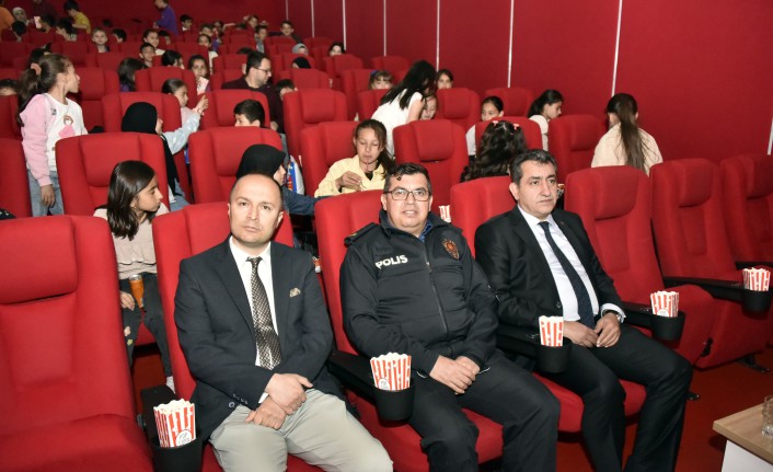 Gümüşhane'de çocuklar sinema keyfiyle bilinçleniyor