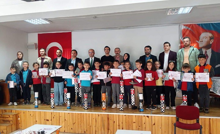 Torul’da minik öğrenciler satranç yarışmasında ter döktü