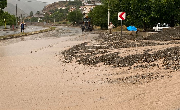 Gümüşhane’de sağanak yağışın ardından trafikte aksamalar meydana geldi