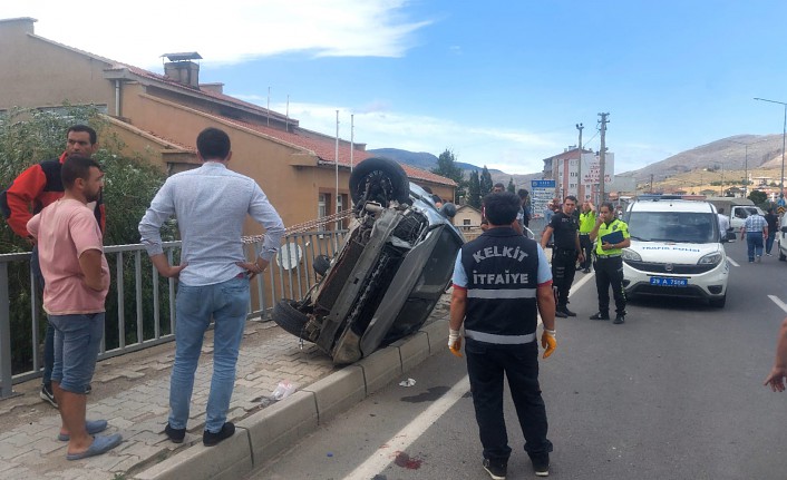 Takla atan araç kaldırımda yürüyen kadın ve çocuğa çarptı