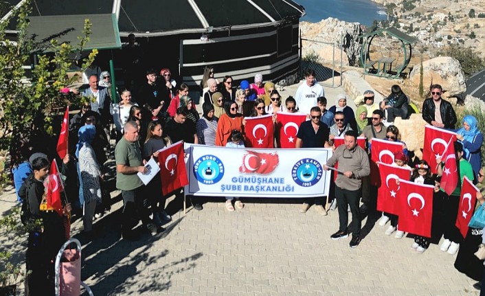 Türk Büro-Sen, 29 Ekim’i Halfeti’de Türk Bayraklarıyla kutladı