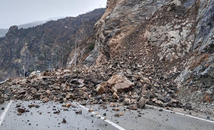 Gümüşhane-Giresun karayolu heyelan nedeniyle 1 saat kapandı