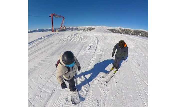 Snowboardcu ile kayakçı kozlarını Zigana Dağı'nda paylaştı