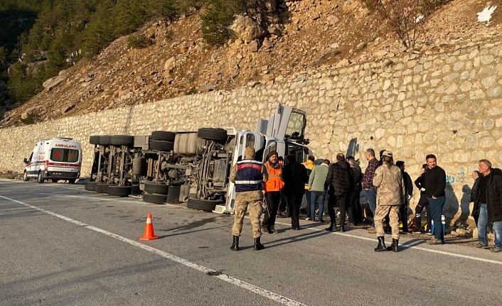 Gümüşhane’de yem yüklü tır devrildi: 2 yaralı