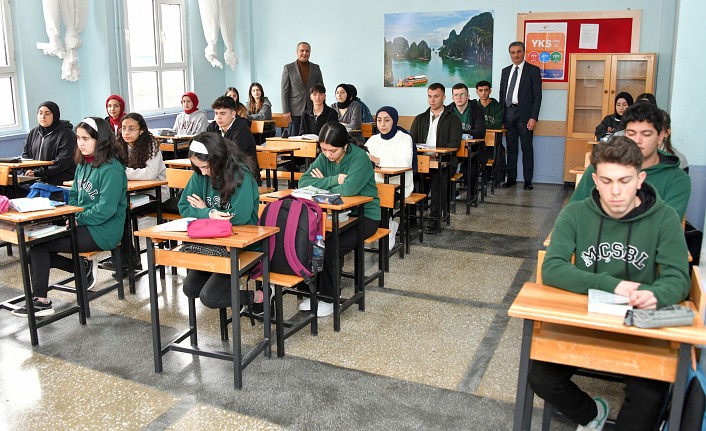 Vali Baruş, Sosyal Bilimler Lisesi’nde incelemelerde bulundu