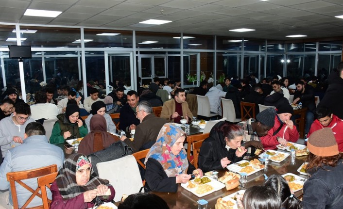 Belediye Binasında her gün 350 kişiye iftar