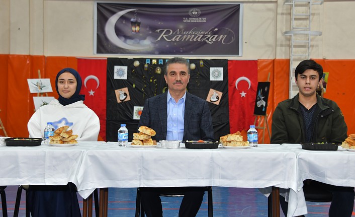 Gümüşhane protokolü iftarını gençlerle yaptı