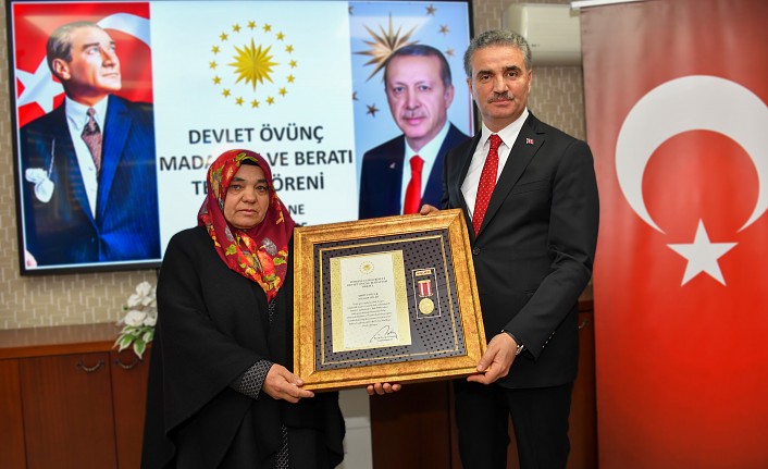 Gümüşhane’de şehit annesine Devlet Övünç Madalyası ve Beratı takdim edildi