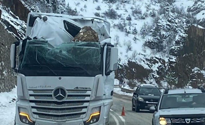 Gümüşhane’de tırın üzerine kaya düştü: Sürücü yaralandı