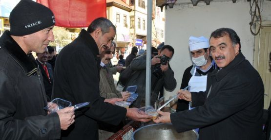 Gümüşhane Belediyesi Bin Kişilik Aşure Dağıttı