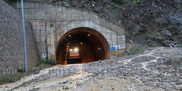 Gümüşhane-Tirebolu Karayolu Heyelan Nedeniyle Kapandı