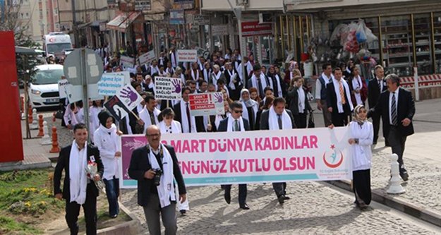 Gümüşhane’de Kadın ve Sağlık Çalışanlarına Şiddete Hayır yürüyüşü yapıldı