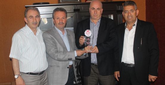 Gümüşhanespor yönetiminden Uçar Gruba plaket