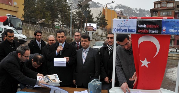 Kamu'da Kıyafet Özgürlüğü İçin İmza Toplandı