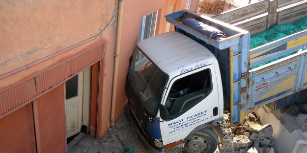 Kelkit'te Kömür Yüklü Kamyonet Eve Girdi