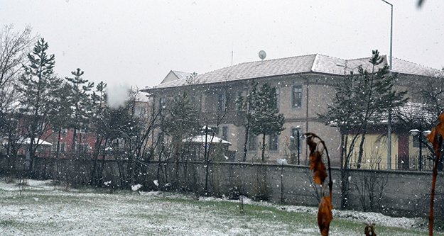 Kelkit’te Nisan Ayında Kar Sürprizi Yaşandı