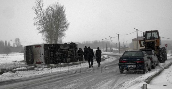 Köse'de Yolcu Midibüsü Yan Yattı: 5 Yaralı