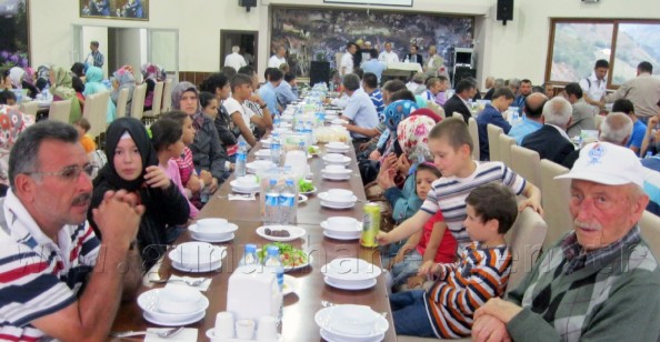 Kürtün Belediyesi Hergün 100 Kişiye İftar Verdi