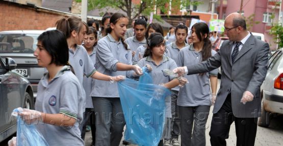 Öğrenciler Çevre Bilinci İçin Çöp Topladı