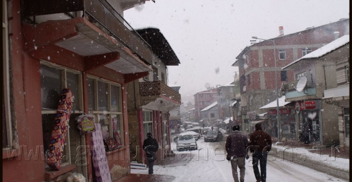 Şiran güne 'Kar'la uyandı