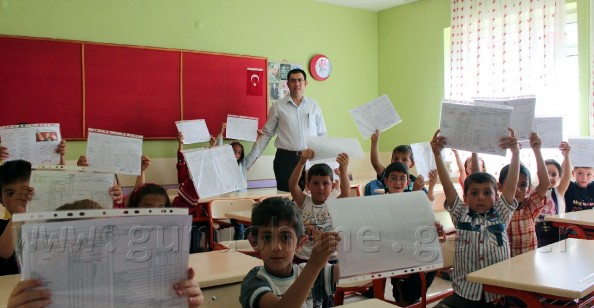 Şiran'da Öğrenciler Karnelerini ve Ödüllerini Aldı