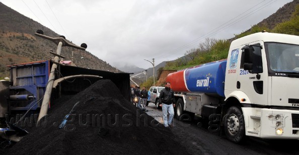 Torul'da Kömür Yüklü Tır Devrildi