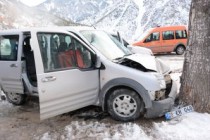 Gümüşhane-Tirebolu karayolunda seyreden aracın üzerine kaya düştü: 4 yaralı