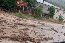 Gümüşhane-Erzincan karayolu sel suları nedeniyle ulaşıma kapandı