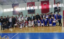 Okul sporlarında dart ve voleybolun kupaları verildi