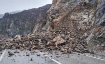 Gümüşhane-Giresun karayolu heyelan nedeniyle 1 saat kapandı