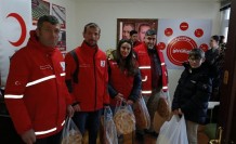 Türk Kızılay kapı kapı pide ve ekmek dağıtıyor
