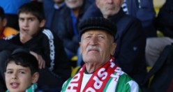 80 yaşındaki taraftarın 60 yıllık futbol sevdası