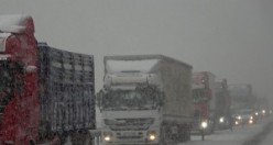 Zigana Geçidi kara teslim oldu, araçlar yolda kaldı