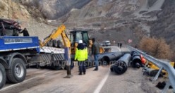 Gümüşhane’de boru yüklü tır duvara çarptı: 1 ağır yaralı