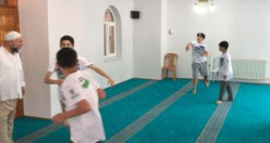 Çocukların ilgisi artsın diye cami halısı futbol sahası oldu