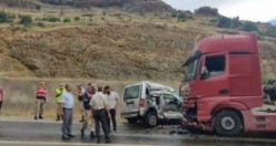 Gümüşhane’de tırla hafif ticari araç çarpıştı: 1 ölü, 1 yaralı