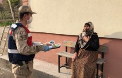 Bu ilçede yaşlıların iftar yemekleri evlerine götürülüyor