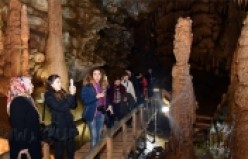 Karaca Mağarasında Sezonun İlk Turist Kafilesi Çiçek Ve Tatlıyla Karşılandı