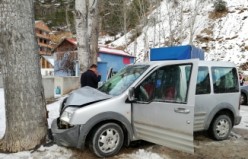 Gümüşhane-Tirebolu karayolunda seyreden aracın üzerine kaya düştü: 4 yaralı