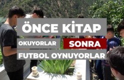 Önce kitap okuyorlar, sonra futbol oynuyorlar